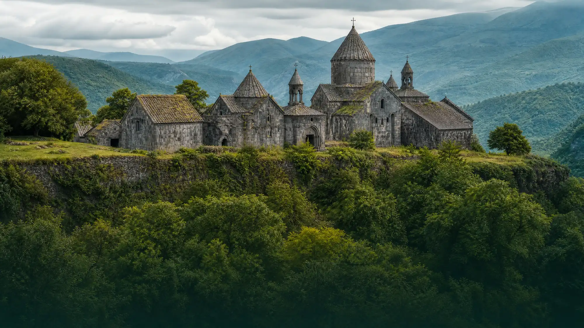 Sanahin est un complexe monastique du Xe siècle et un site du patrimoine mondial de l’UNESCO dans le nord de l’Arménie. L’entrée est gratuite.