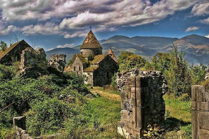 Ruines anciennes en pierre et monastère de Sanahin dans un paysage montagneux
