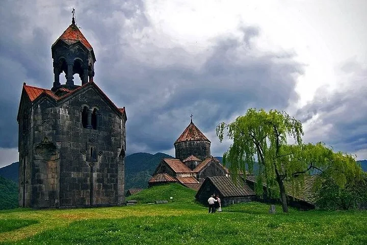 Kloster Sanahin mit dramatischen Wolken und sattgrünem Gras