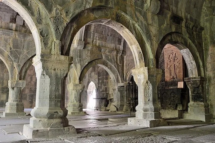 Innenansicht mit Steinbögen und Säulen im Kloster Sanahin