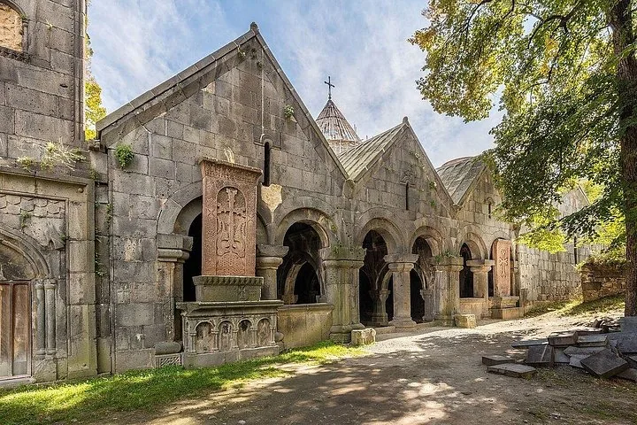 Arches extérieures et croix de pierre finement sculptées au monastère de Sanahin