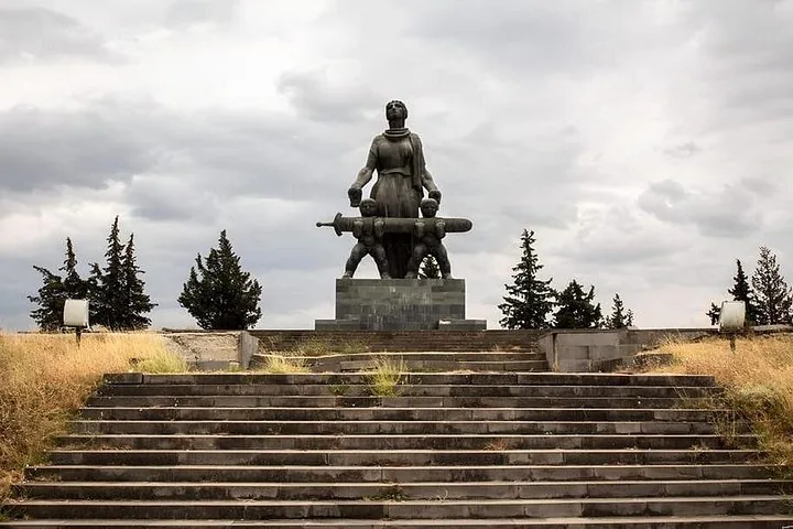 Statue monumentale en bronze d’une femme et de deux enfants